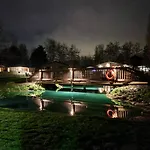 Enzo\'S Lodge With Hot Tub